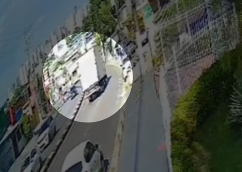 Caminhão invade casa durante acidente em Manaus; vídeo