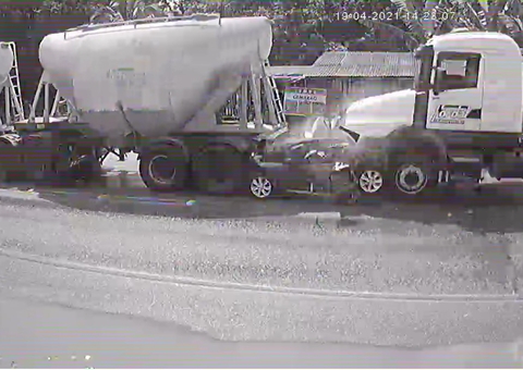 Carreta esmaga carro e mata família no Pará; bebês estão entre as vítimas