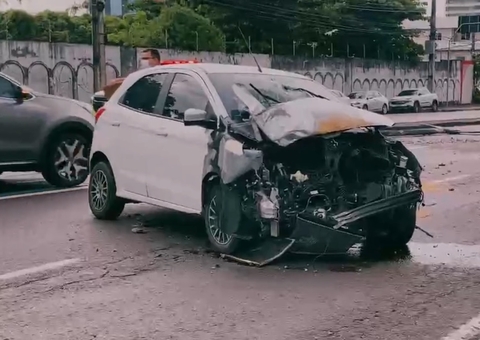 Briga de casal termina em acidente grave na Constantino Nery, em Manaus