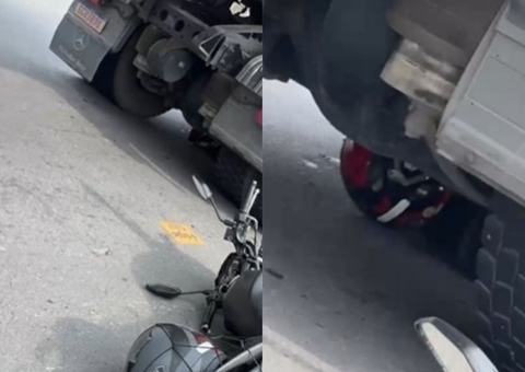 Motociclista vai parar nas rodas de carreta após atropelar pedestre em Manaus