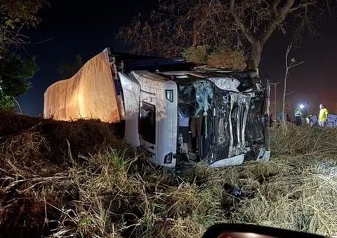 Pai, mãe e quatro filhos morrem durante acidente na BR-153 em Goiás 
