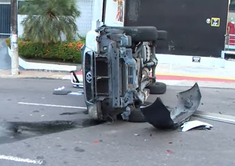 Motorista bêbado provoca capotamento e deixa universitário ferido em Manaus