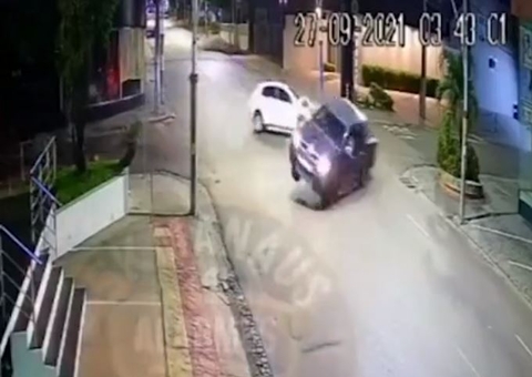 Vídeo mostra momento em que carro capota em rua do Vieiralves em Manaus