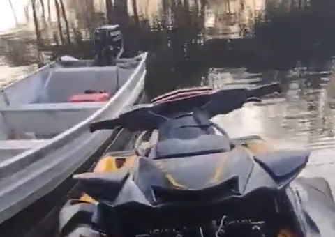 Mergulhadores procuram vítimas de acidente entre bote e jet ski no Rio Negro
