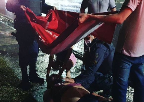 Motorista de app fica ferido após carro capotar violentamente em Manaus