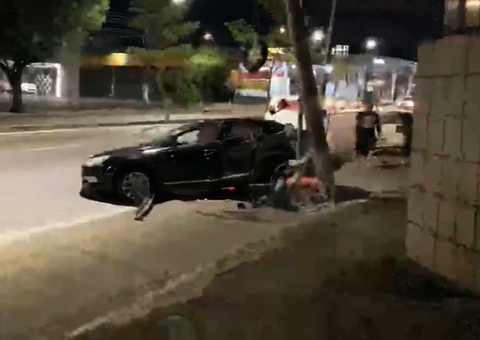 Motorista perde controle e colide carro contra poste em Manaus