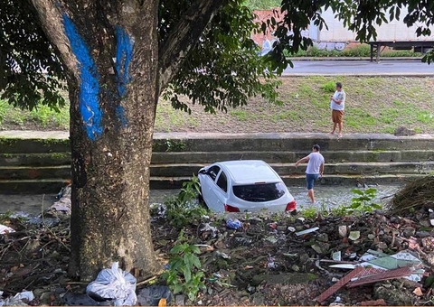 Acidente: Carro vai parar dentro de igarapé em Manaus