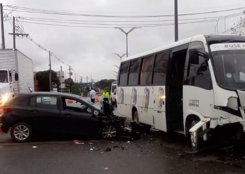 Motorista invade a contramão e morre em acidente frontal com micro-ônibus em Manaus