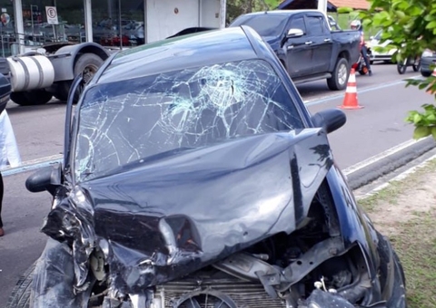 Carro fica destruído ao colidir contra carreta em Manaus