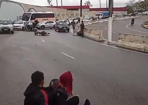 Óleo na Estrada do Aeroporto causa acidentes com quatro feridos 