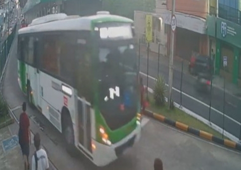 Vídeo mostra ônibus passando por cima da perna de agente de limpeza em Manaus