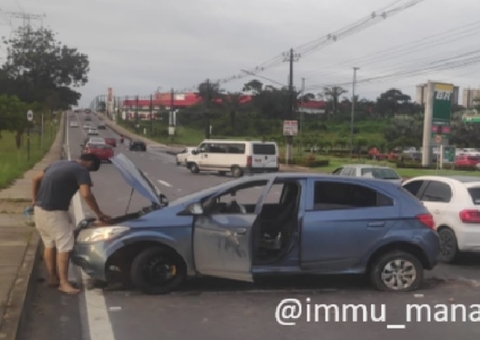 Carro fica atravessado na avenida das Torres após acidente 