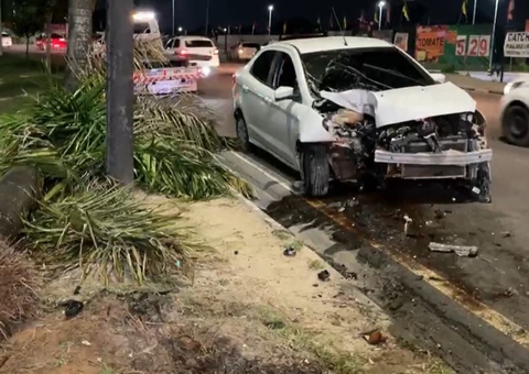 Mulher fica ferida e carro destruído em acidente grave em avenida de Manaus