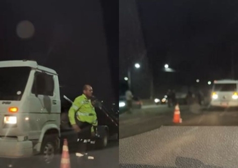 Carro atinge ‘dente de dragão’ e trânsito fica caótico na Zona Norte de Manaus