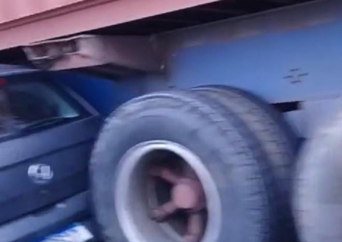 Carro entra debaixo de carreta na Torquato Tapajós; vídeo