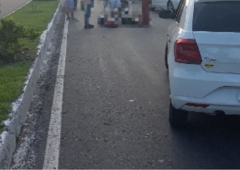 Homem fica ferido após moto e carro colidirem no meio de avenida em Manaus