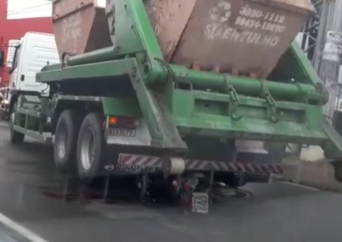 Motociclista vai parar embaixo de caçamba após colisão gravíssima em Manaus