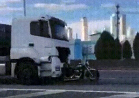 Caminhoneiro que arrastou moto por 32 Km e matou mulher vira réu