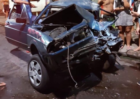 Homem morre após carro ficar destroçado em colisão com ônibus em Manaus