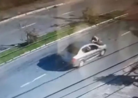 Mulher atropela e arrasta PM por avenida durante abordagem 