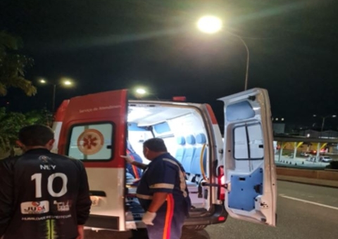 Jovem fica ferido em acidente entre carro e moto em avenida de Manaus