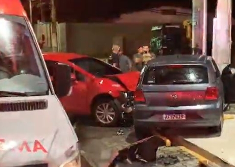 Acidente entre três carros deixa dois feridos em Manaus