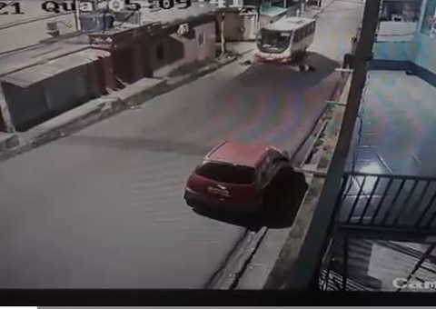 Vídeo mostra instante em que rota passa por cima de motociclista em Manaus