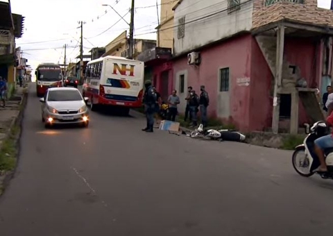Acidente entre moto e micro-ônibus deixa homem morto e mulher ferida 