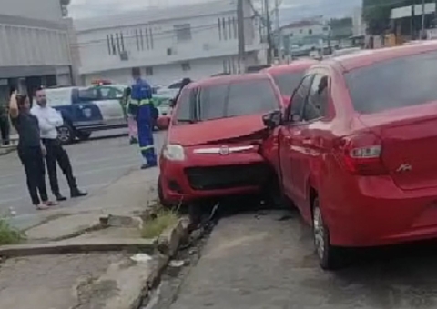 Vídeos: Carro invade contramão e atinge outros 3 durante acidente em avenida de Manaus