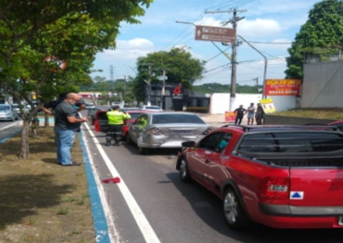 Acidente entre quatro carros complica trânsito em avenida de Manaus