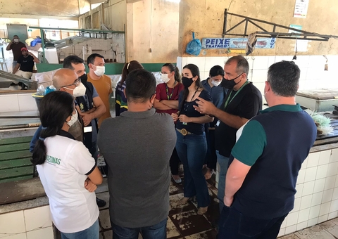 Amostras de água e pescado são coletadas para análise após surto da doença da urina preta no Amazonas