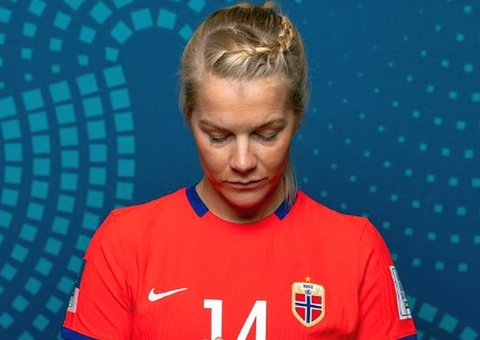 Atacante da Noruega sente dor e é substituída segundos antes de jogo contra a Suíça