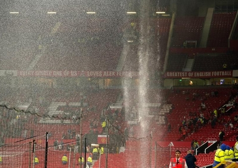 Chuva provoca cascata e alagamentos no estádio do Manchester United