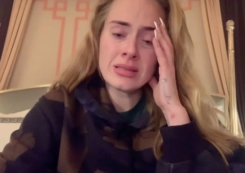 Adele chora ao comunicar cancelamento de shows por causa da Covid