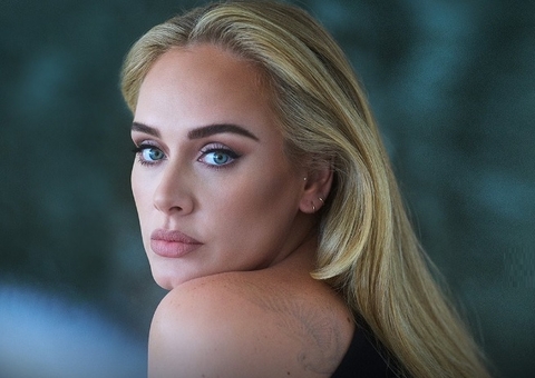 'Fiz em silêncio por mim mesma', diz Adele sobre ter emagrecido 45 kg