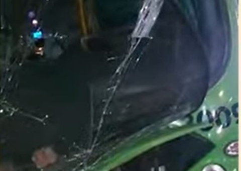 Ônibus desgovernado atinge carros e casa e deixa motociclista ferido na Compensa