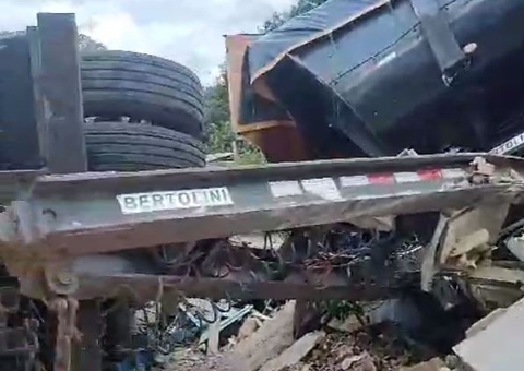 Carreta desgovernada destrói veículos e invade casa em Manaus; veja vídeos