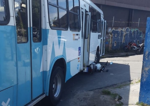 Homem fica ferido após motocicleta ir parar debaixo de ônibus em Manaus