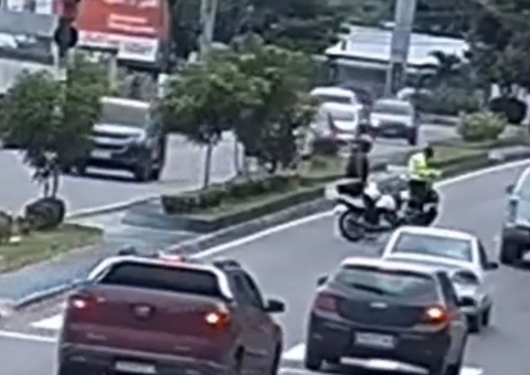Homem fica ferido ao cair de motocicleta em avenida em Manaus 