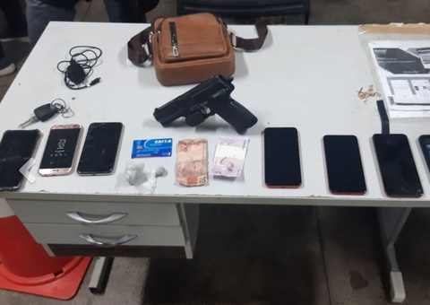 Mulher e comparsas são presos com arma falsa e celulares roubados em Manaus