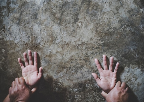 Mãe cega obrigava filha de 13 anos a se prostituir e comprar drogas