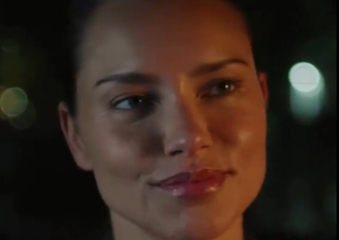 Adriana Lima volta às passarelas no desfile da Victoria's Secret; vídeo