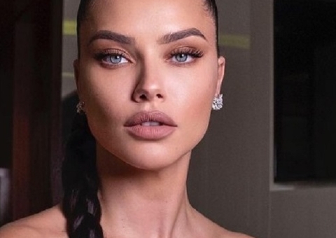 Adriana Lima posa sem maquiagem e rebate críticas ao seu rosto: 'mãe cansad