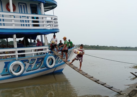 Famílias de comunidades rurais afetadas pela seca recebem cesta básica no Amazonas