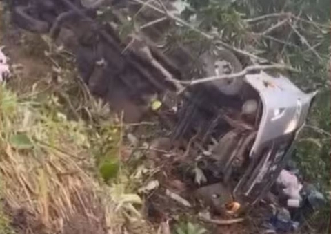Ônibus com pacientes cai em ribanceira e deixa quatro mortos e um ferido 