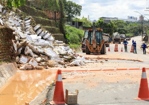 Águas de Manaus é notificada por vazamento em adutora que deixou bairros sem água