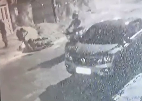 Vídeo mostra execução de homem durante 'casinha' preparada por comparsas em Manaus