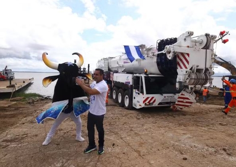 Boi Caprichoso recebe guindastes para espetáculo no Bumbódromo