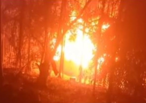 Casa é 'engolida' pelo fogo em comunidade em Humaitá