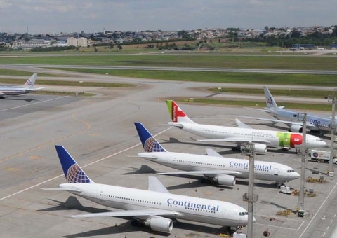 Islandês é preso pela PF após 'alisar' pernas de adolescente em avião